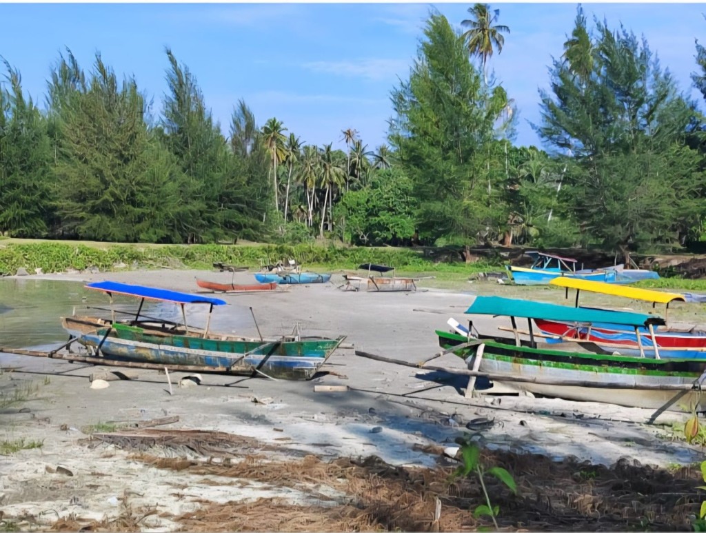 Perahu Tradisional Nelayan di Pesisir Desa Kahad